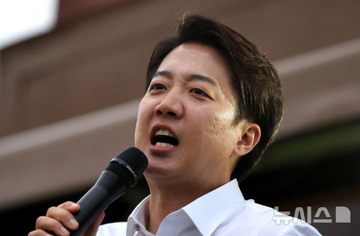 [대구=뉴시스] 이무열 기자 = 이준석 개혁신당 대선 후보가 2일 대구 수성구 수성못 상화동산에서 열린 집중유세에서 지지를 호소하고 있다. 2025.06.02. lmy@newsis.com