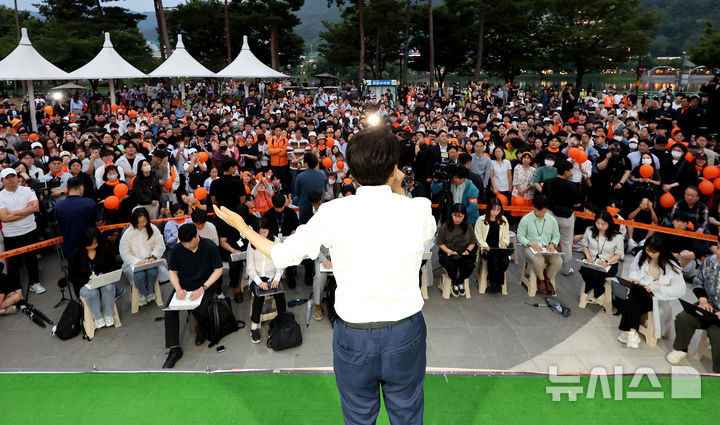 [대구=뉴시스] 이무열 기자 = 이준석 개혁신당 대선 후보가 2일 대구 수성구 수성못 상화동산에서 열린 집중유세에서 지지를 호소하고 있다. 2025.06.02. lmy@newsis.com