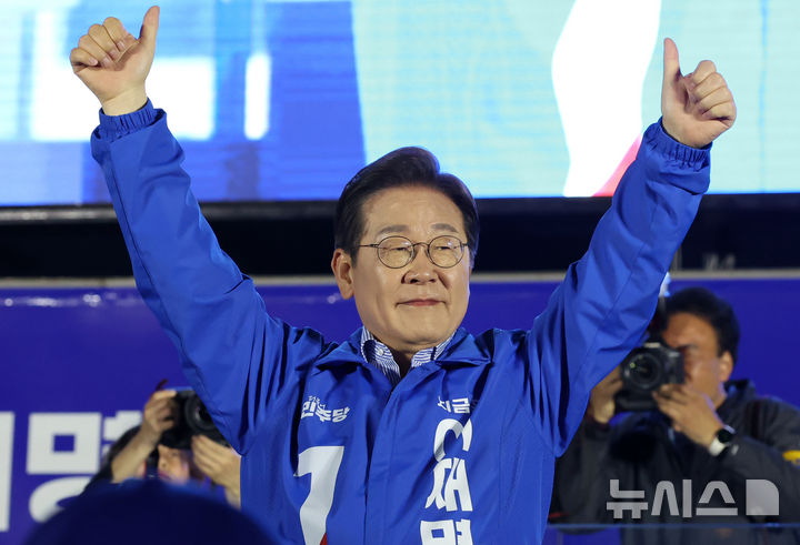 [서울=뉴시스] 조성우 기자 = 이재명 더불어민주당 대선후보가 2일 오후 서울 영등포구 여의도공원 문화의마당에서 열린 집중유세에서 지지를 호소하고 있다. 2025.06.02. xconfind@newsis.com