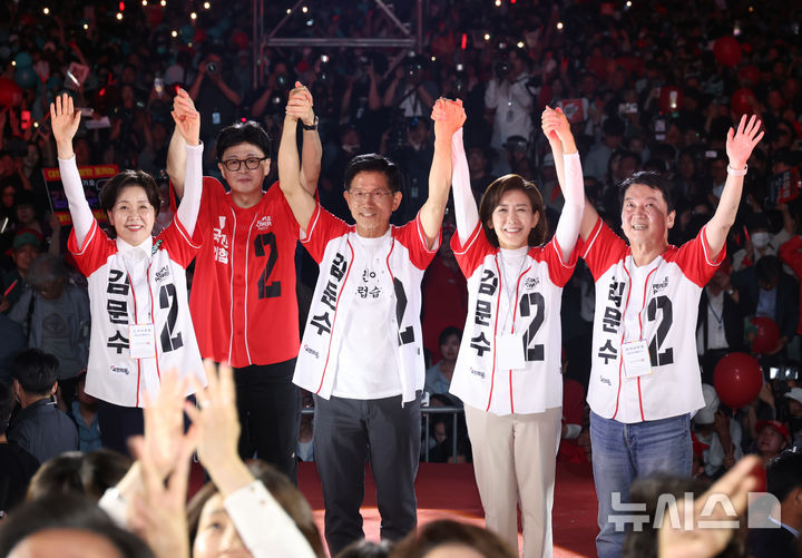[서울=뉴시스] 고승민 기자 = 김문수 국민의힘 대선 후보가 2일 서울광장에서 나경원·안철수·양향자 공동선대위원장과 한동훈 전 대표와 함께 원팀 퍼포먼스를 하고 있다. 2025.06.02. kkssmm99@newsis.com