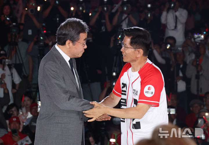 [서울=뉴시스] 고승민 기자 = 김문수 국민의힘 대통령 후보가 제21대 대통령 선거를 하루 앞둔 2일 오후 서울 중구 서울시청 앞 광장에서 열린 '울려라 함성, 들어라 승리의 메아리' 피날레 유세에서 이낙연 전 국무총리와 손을 맞잡고 있다. 2025.06.02. kkssmm99@newsis.com