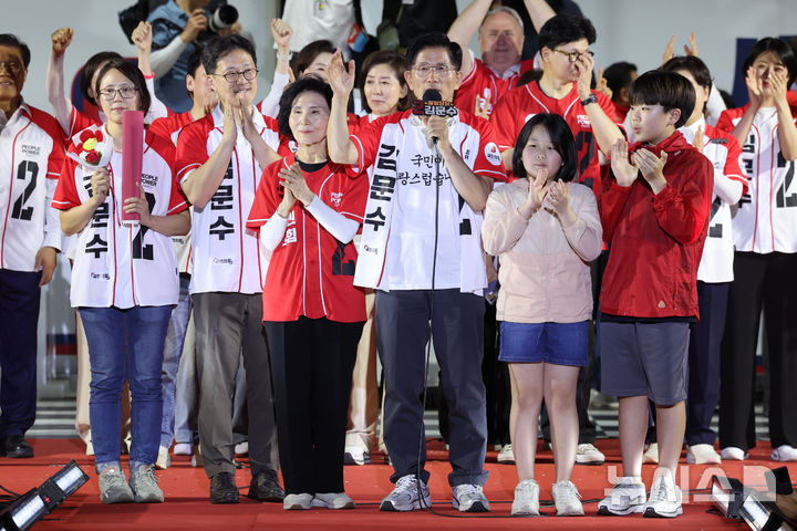[서울=뉴시스] 권창회 기자 = 김문수 국민의힘 대선 후보가 2일 서울 중구 서울시청 광장에서 열린 파이널유세에서 지지호소를 하고 있다. 2025.06.02. kch0523@newsis.com