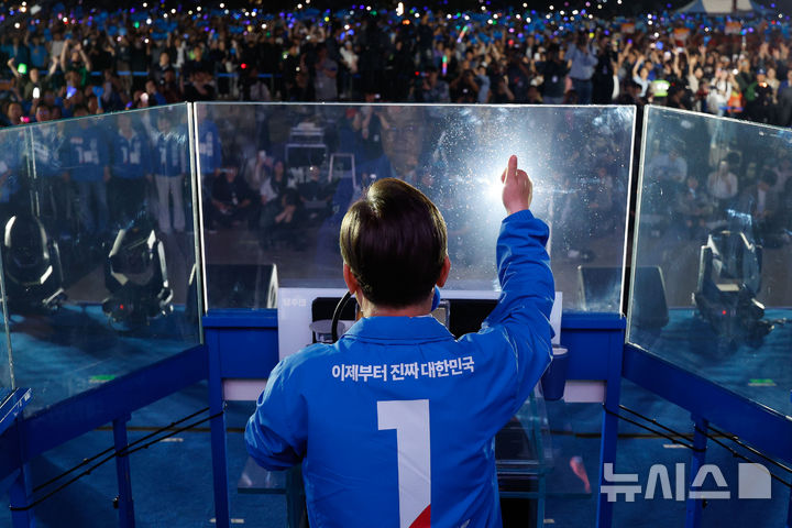[서울=뉴시스] 조성우 기자 = 이재명 더불어민주당 대선후보가 2일 오후 서울 영등포구 여의도공원 문화의마당에서 열린 집중유세에서 지지를 호소하고 있다. (공동취재) 2025.06.02. photo@newsis.com