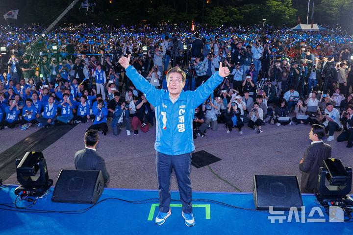 [서울=뉴시스] 조성우 기자 = 이재명 더불어민주당 대선후보가 2일 오후 서울 영등포구 여의도공원 문화의마당에서 열린 집중유세에서 포즈를 취하고 있다. (공동취재) 2025.06.02. photo@newsis.com