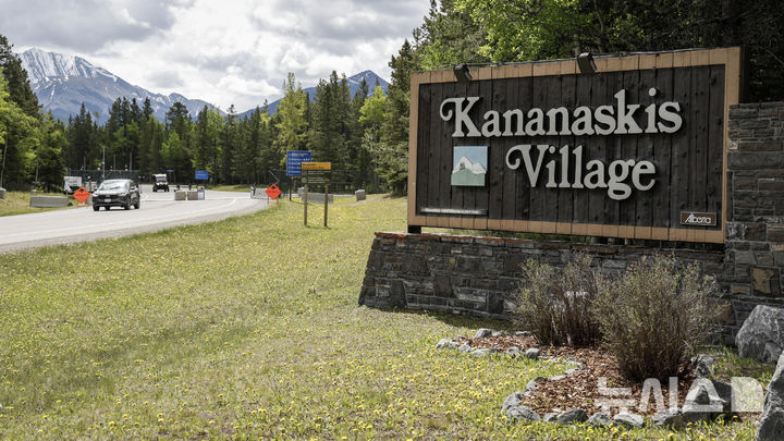 [카나나스키스=AP/뉴시스}오는 15~17일(현지시각) 주요 7개국(G7) 정상회의가 열리는 캐나다 앨버타 주 카나나스키스 주변 도로에 검문소가 설치돼 있다. 도널드 트럼프 미 대통령이 미국의 동맹국들을 적대시하면서 "G7을 G6+1으로 불러야 한다"는 주장이 제기된다. 2025.6.12. 