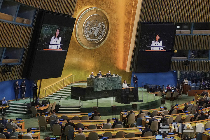 [유엔본부=AP/뉴시스] 유엔총회는 12일 가자지구의 즉시 휴전과 즉시 구호재개를 촉구하는 결의안을 통과시켰다. 사진은 6월 4일 유엔총회에서 연설하는 안날레나 베어보크 신임 유엔총회 의장. 2025. 06.13.&nbsp;&nbsp; 
