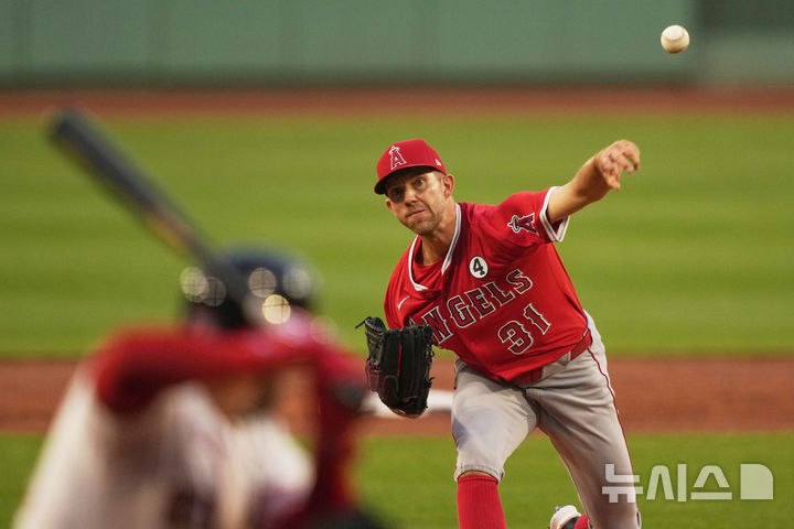 [보스턴=AP/뉴시스] LA 에인절스의 타일러 앤더슨이 3일(한국 시간) 보스턴 레드삭스전에 선발로 등판해 역투하고 있다. 2025.06.03.