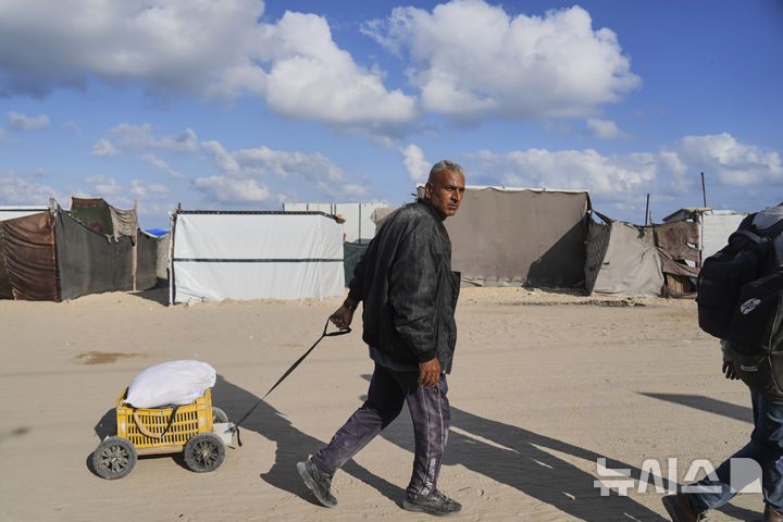 [칸유니스=AP/뉴시스] 3일(현지 시간) 가자지구 칸유니스에서 한 주민이 구호품을 받고 돌아가고 있다. 2025.06.04.