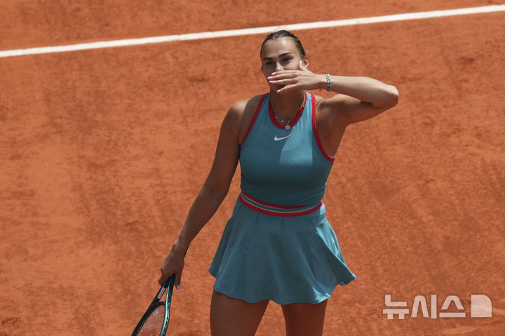 [파리=AP/뉴시스] 아리나 사발렌카(1위·벨라루스)가 3일(현지 시간) 프랑스 파리 롤랑가로스 스타디움에서 열린 프랑스오픈 여자 단식 8강전에서 정친원(7위·중국)을 꺾은 후 세리머니하고 있다. 사발렌카가 2-0(7-6 6-3)으로 승리하고 준결승에 올라 이가 시비옹테크(5위·폴란드)와 결승 진출을 놓고 맞붙는다. 2025.06.04.