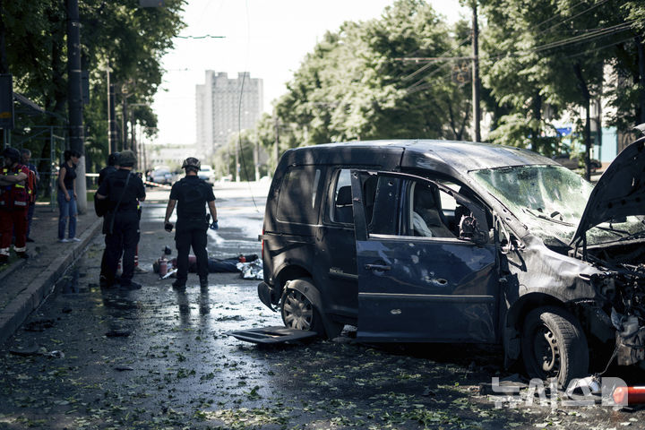[수미=AP/뉴시스] 볼로디미르 젤렌스키 대통령은 러시아가 드론으로 자국 북부 수미 지역 에너지 시설을 타격해 22만 가구의 전력 공급이 중단됐다고 23일(현지 시간) 밝혔다. 사진은 지난달 3일 우크라이나 수미에서 발생한 러시아의 공습 현장에 시민과 구조대원들이 모여 있는 모습. 2025.07.23.