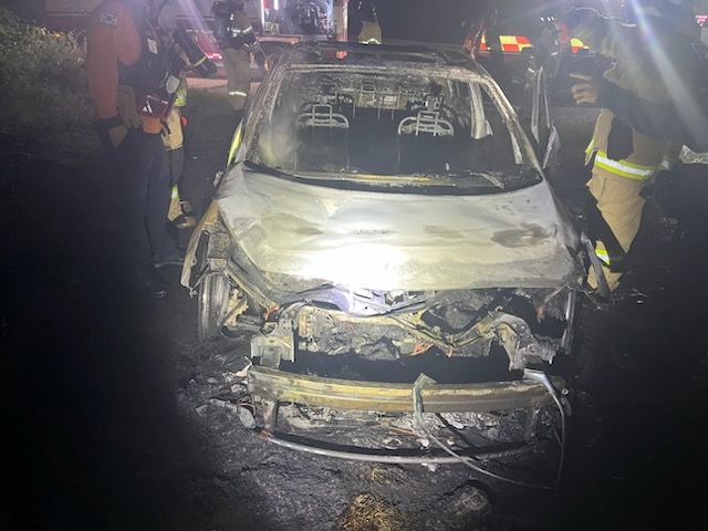 [홍성=뉴시스] 지난 2일 오후 8시22분께 충남 홍성군 갈산면 대사리 저수지 인근 도로에서 차량 화재가 발생해 화재조사반이 원인을 조사하고 있다. (사진=홍성소방서 제공) 2025.06.03. photo@newsis.com&nbsp; *재판매 및 DB 금지