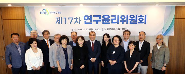 [대전=뉴시스] 박인규(뒷줄 오른쪽 둘째) 배재대 건축학과 교수 등 한국연구재단 제3기 연구윤리위원들 기념촬영. (사진= 배재대 제공)&nbsp; *재판매 및 DB 금지