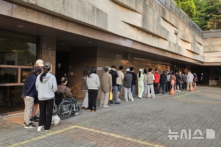 [인천=뉴시스] 이루비 기자 = 제21대 대통령선거 본투표일인 3일 오전 인천 계양구 귤현동 계양센트레빌 2단지 도서관에 마련된 투표소 앞에 유권자들이 줄지어 서 있다. 2025.06.03. ruby@newsis.com