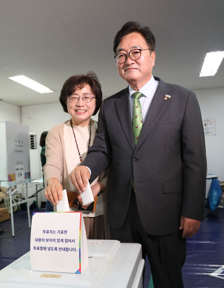 우원식 국회의장(오른쪽)이 제21대 대통령선거일인 3일 오전 서울 노원구 한청경로당에 마련된 투표소를 찾아 배우자 신경혜 씨와 함께 투표를 진행하고 있다. (사진=국회의장실 제공) *재판매 및 DB 금지