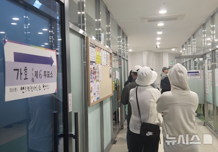 [진주=뉴시스]정경규 기자=제21대 대통령선거일인 3일 오전 경남 진주시 가호동 제6투표소에서 유권자들이 귀중한 한 표를 행사하기 위해 줄을 서 있다. 2025.06.03. jkgyu@newsis.com