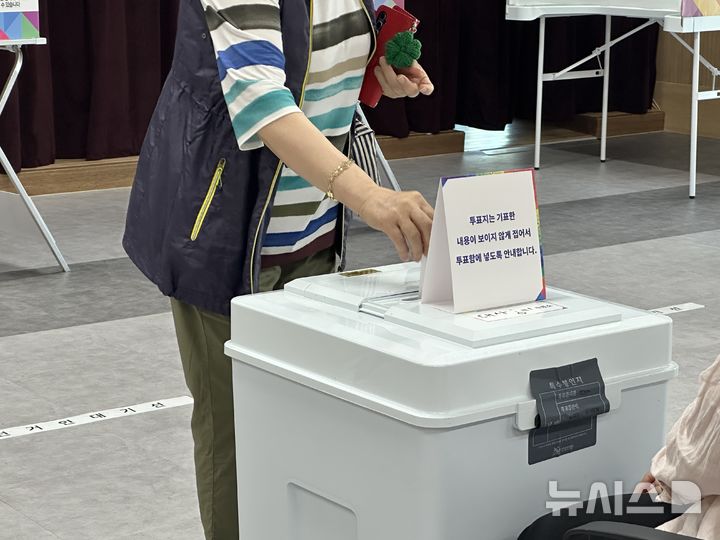[대전=뉴시스] 김도현 기자 =&nbsp; 제21대 대통령 선거가 치러지는 3일 오전 대전 중구 부사동 행정복지센터 3층에 마련된 투표소에서 유권자들이 소중한 한 표를 행사하고 있다. 2025.06.03. kdh1917@newsis.com