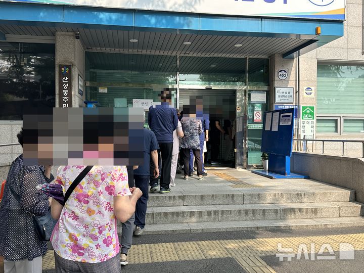 [대전=뉴시스] 김도현 기자 = 제21대 대통령 선거가 치러지는 3일 오전 대전 중구 산성동 행정복지센터 1층에 마련된 투표소에서 투표를 하기 위해 유권자들이 줄을 서 차례를 기다리고 있다. 2025.06.03. kdh1917@newsis.com