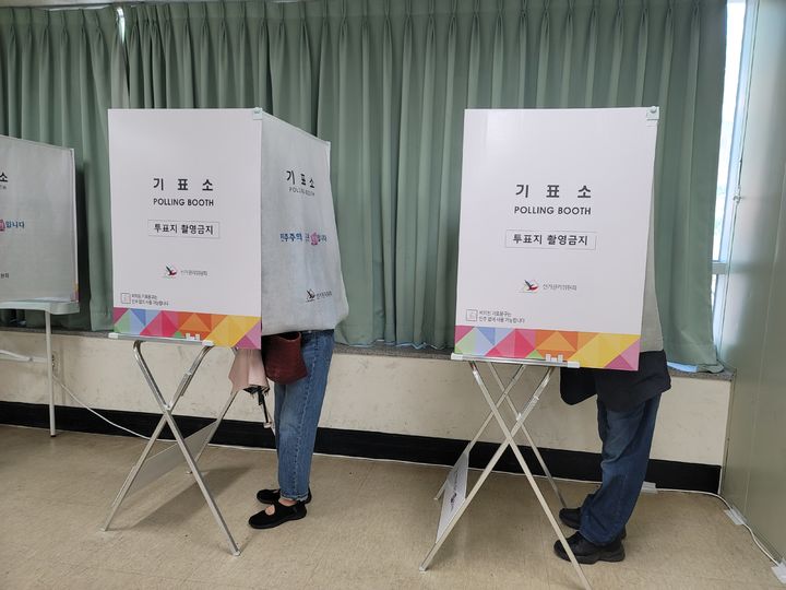 [대구=뉴시스] 이상제 기자 = 제21대 대통령 선거날인 3일 대구 남구 봉덕2동행정복지센터에 마련된 기표소에서 시민들이 소중한 권리를 행사하고 있다. 2025.06.03. king@newsis.com *재판매 및 DB 금지