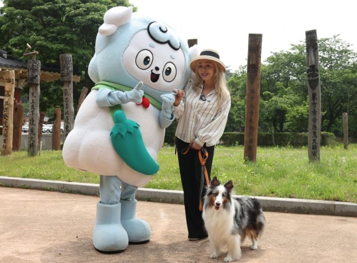 [청양=뉴시스] 조명휘 기자 = 배우 박해미가 자신의 반려동물 '키리'와 함께 청양군 장승공원에서 충남방문의해 유튜브 촬영을 마친 뒤 기념사진을 찍고 있다. (사진= 청양군 제공) 2025.06.03. photo@newsis.com *재판매 및 DB 금지