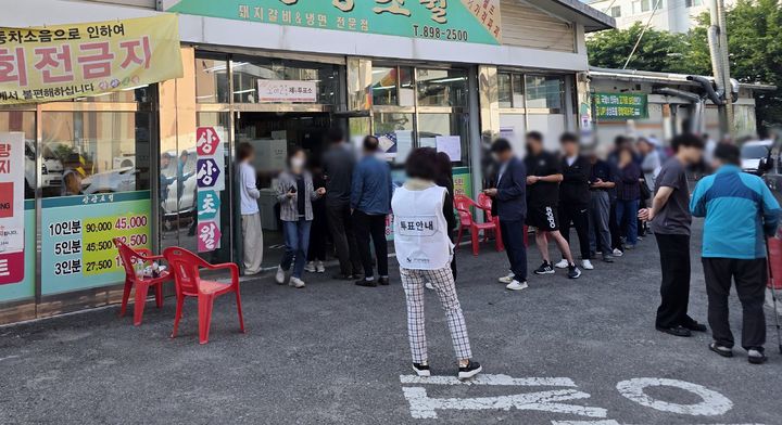 [광명=뉴시스] 변근아 기자 = 제21대 대통령 선거가 치러지고 있는 3일 투표소로 활용되고 있는 경기 광명시의 한 고깃집 앞에 사람들이 길게 줄서있다. 2025.06.03. gaga99@newsis.com *재판매 및 DB 금지