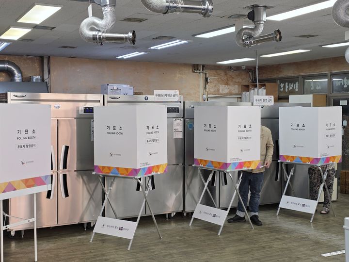 [광명=뉴시스] 변근아 기자 = 제21대 대통령선거가 치러지고 있는 3일 경기 광명시의 한 식당이 투표소로 활용되고 있다. 2025.06.03. gaga99@newsis.com *재판매 및 DB 금지