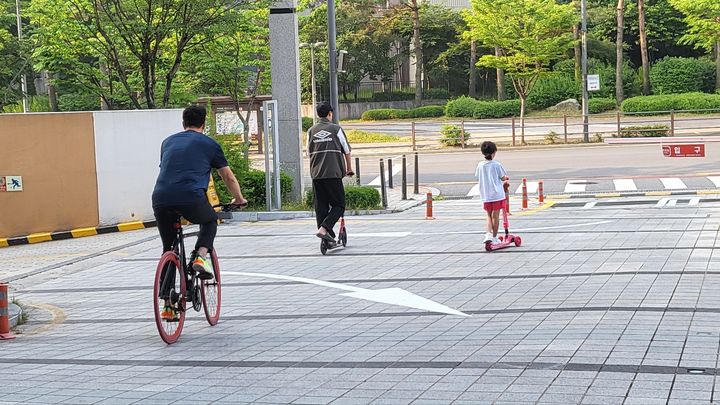 [세종=뉴시스] 송승화 기자 = 3일 세종시 종촌동 제5 투표소에서 투표를 마치고 아빠와 딸이 집으로 가고 있다. 2025.06.03. ssong1007@newsis.com *재판매 및 DB 금지