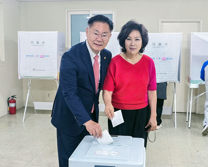 [칠곡=뉴시스] 김재욱 경북 칠곡군수와 부인 김현경씨가 제21대 대통령 선거일인 3일 오전 칠곡군 석적읍 우방신천지 아파트에 마련된 제4투표소에서 투표하고 있다. (사진=칠곡군 제공) 2025.06.03 photo@newsis.com *재판매 및 DB 금지