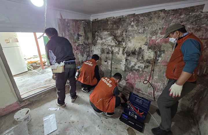 [정선=뉴시스] 정선군시설관리공단 '민관합동 재능기부단'의 재능기부 모습. (사진=정선군 제공) 2025.06.03. photo@newsis.com *재판매 및 DB 금지