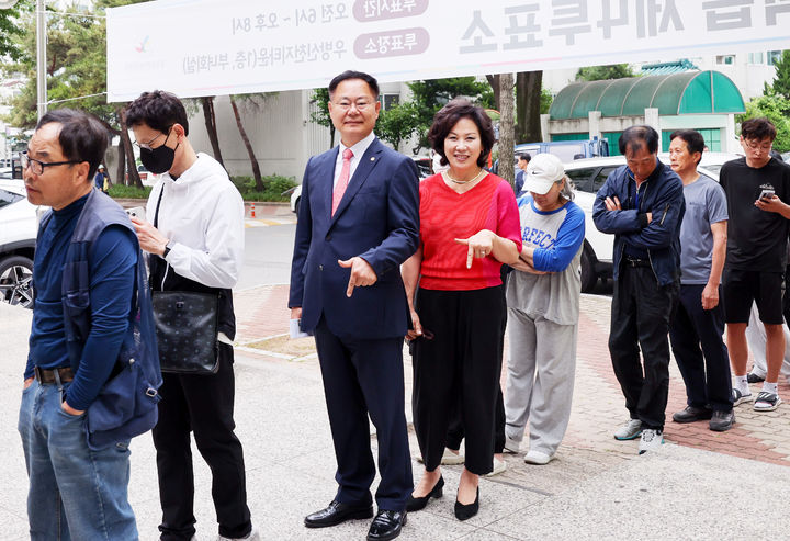 [칠곡=뉴시스] 3일 제21대 대통령 선거 투표에 참여하는 김재욱 경북 칠곡군수 내외. (사진=칠곡군 제공) 2025.06.03 photo@newsis.com *재판매 및 DB 금지