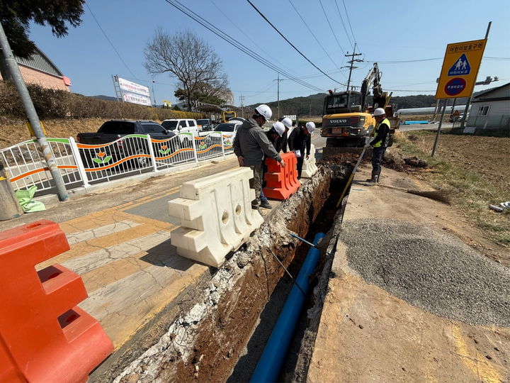 [진주=뉴시스] 진주시 지수면 송정마을 노후 상수관로 교체작업. (사진=진주시 제공) 2025.06.03. photo@newsis.com *재판매 및 DB 금지