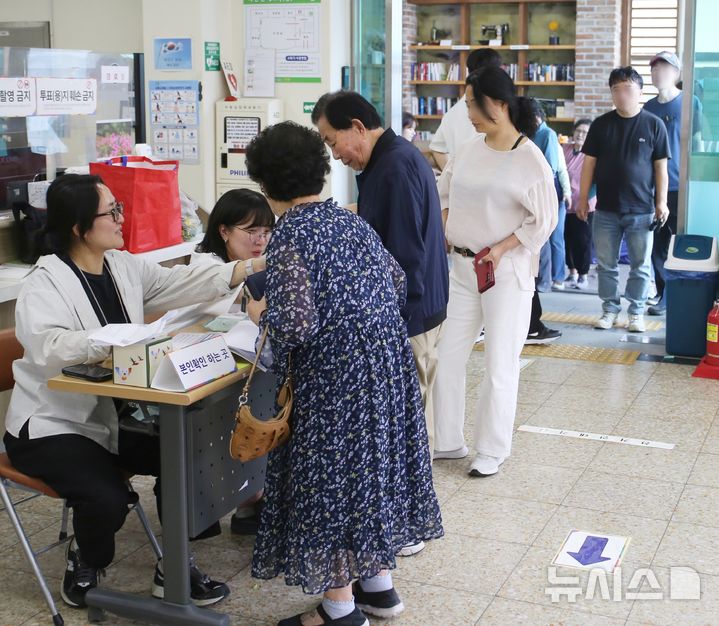 [청주=뉴시스] 서주영 기자 = 21대 대통령 선거일인 3일 충북 청주시 서원구 산남동행정복지센터에 마련된 투표소에서 시민들이 줄지어 투표순서를 기다리고 있다. 2025.06.03. juyeong@newsis.com