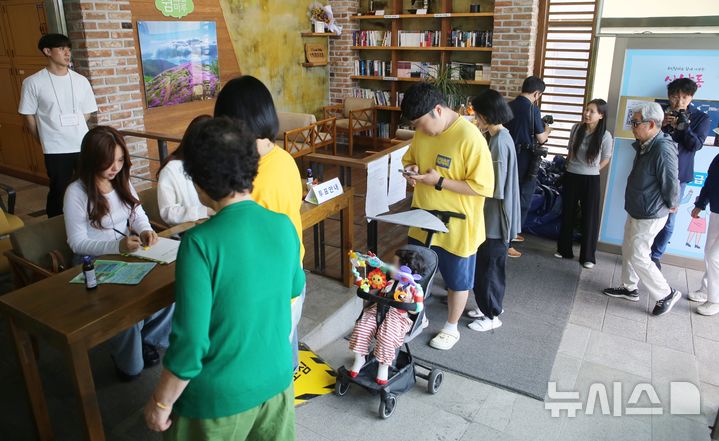 [청주=뉴시스] 서주영 기자 = 21대 대통령 선거일인 3일 충북 청주시 서원구 산남동행정복지센터에 마련된 투표소에서 시민들이 줄지어 투표순서를 기다리고 있다. 2025.06.03. juyeong@newsis.com