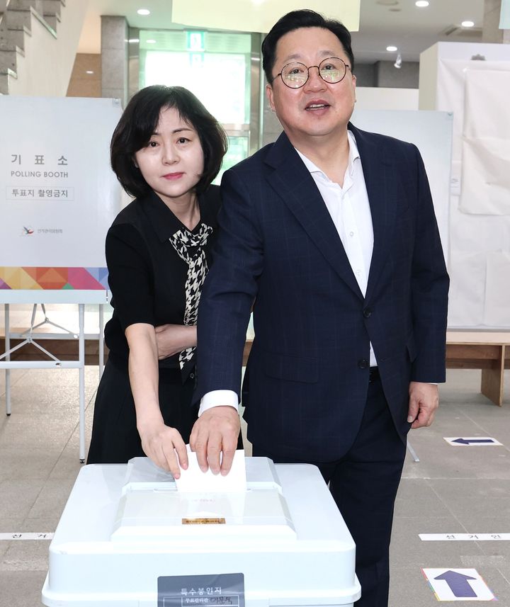 [대전=뉴시스] 이장우 대전시장이 3일 동구 소제동 전통나래관에 마련된 제21대 대통령 선거 중앙동 제2투표소에서 아내 김세원 여사와 함께 투표를 하고 있다. (사진=대전시 제공) 2025.06.03. photo@newsis.com *재판매 및 DB 금지