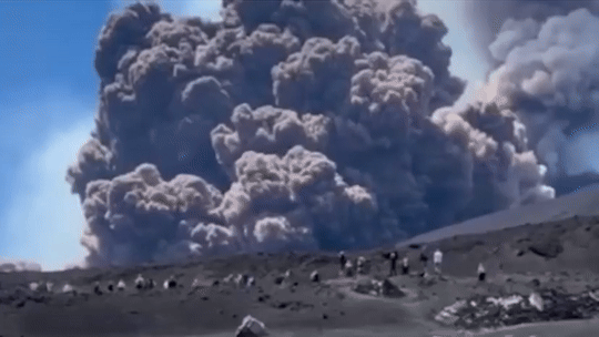 [뉴시스] 이탈리아 시칠리아섬의 에트나산이 6월 3일(현지시간) 분화해 화산재가 6.5km 상공까지 치솟고 관광객들이 급히 대피하는 소동이 벌어졌다. (사진=New York Post ) 2025.06.02. *재판매 및 DB 금지 *재판매 및 DB 금지