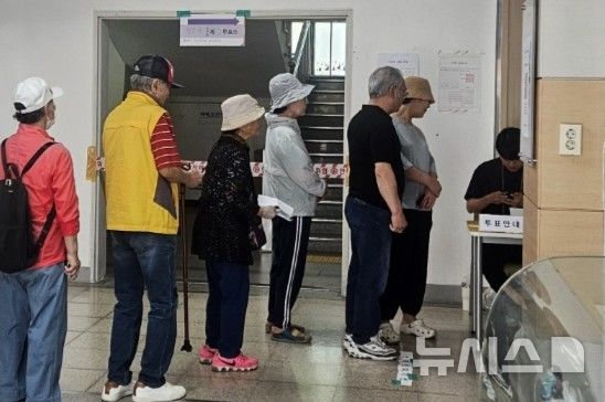 [고양=뉴시스] 송주현 기자 = 제21대 대통령 선거 당일인 3일 경기 고양시 한 투표소를 찾은 유권자들이 투표를 하기 위해 신분 확인을 받고 있다. 2025.06.03 atia@newsis.com