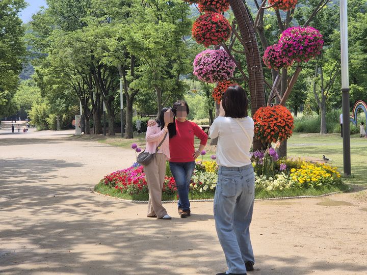 [울산=뉴시스] 구미현 기자 = 제21대 대통령 선거날인 3일 울산 태화강국가정원을 찾은 시민들이 휴일을 만끽하고 있다. 2025.06.03. gorgeouskoo@newsis.com