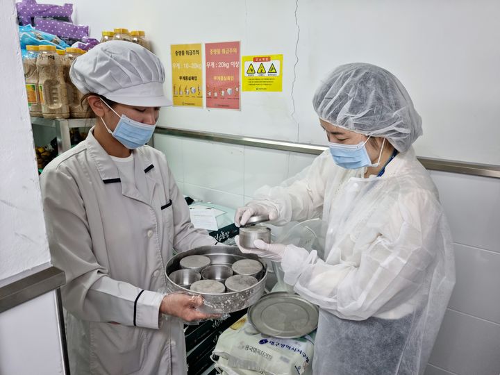 [대구=뉴시스] 대구 서구는 평리초등학교에서 식중독 발생 초기 차단을 위한 현장 대응 모의훈련을 실시했다. (사진=대구 서구 제공) 2025.06.03. photo@newsis.com *재판매 및 DB 금지