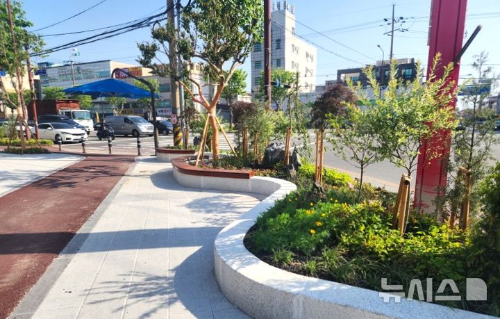 [포항=뉴시스] 보행자 중심 거리로 바뀌는 포스코대로 모습. (사진=포항시 제공) 2025.06.03. photo@newsis.com