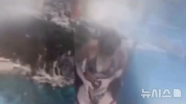 [뉴시스] 몬테네그로 부드바 해안 상공에서 패러세일링 도중 하네스를 스스로 풀고 추락한 10대 여성이 숨지는 충격적인 사고가 발생했다. 사진은 추락 직전 하네스를 풀고 있는 티야나 라돈지치의 모습. (사진=Republika) 2025.05.28. 