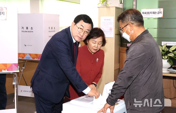 제21대 대통령 선거, 투표하는 주낙영 시장과 김은미 여사