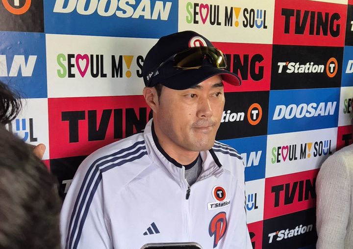 [서울=뉴시스] 문채현 기자 = 프로야구 두산 베어스의 조성환 감독대행이 3일 서울 잠실구장에서 열리는 2025 신한 쏠뱅크 KBO리그 KIA 타이거즈와의 경기를 앞두고 취재진과 인터뷰를 하고 있다. 2025.06.03. dal@newsis.com *재판매 및 DB 금지