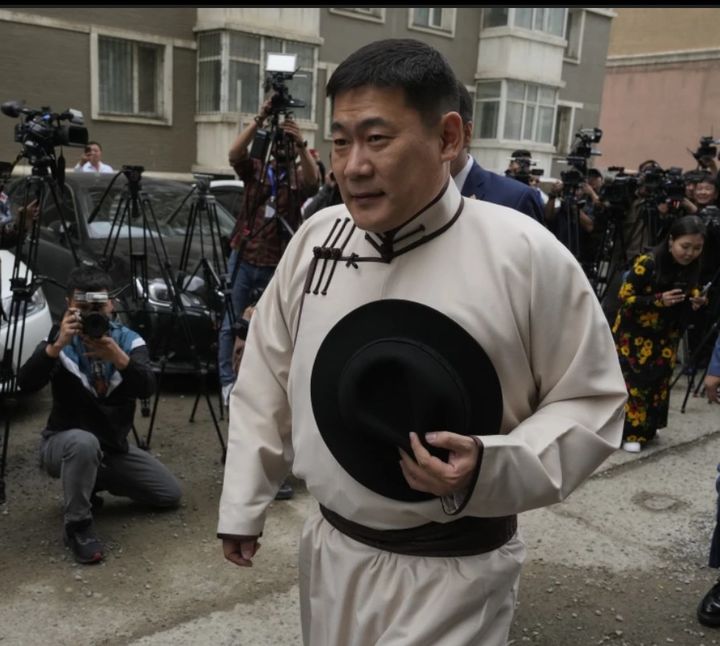 [울란바토르=AP/뉴시스] 롭상남스라이 어용에르덴몽골 총리가 지난해 6월 28일 수도 울란바토르의 총선 투표소에서 전통의상을 입고 걷고 있다.2025.06.03. *재판매 및 DB 금지