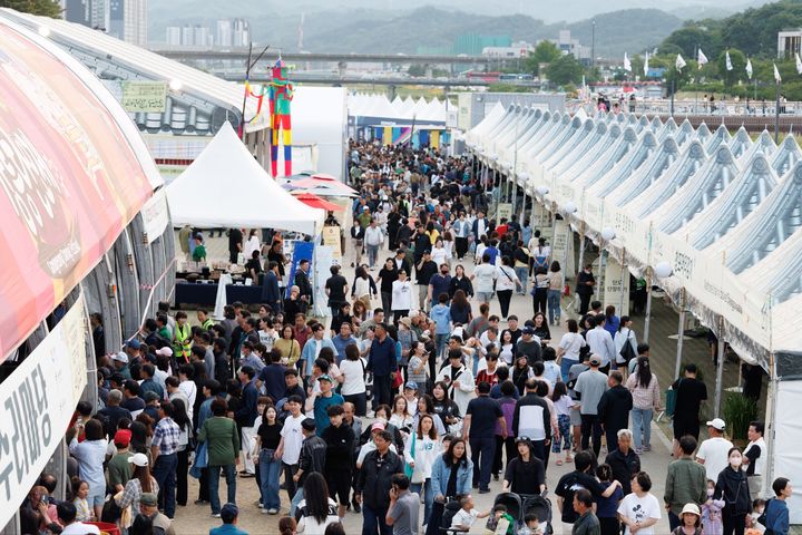 [강릉=뉴시스] 강릉단오제가 열린 강릉남대천 해사장에 인파로 북적이고 있다.(사진=강릉단오제위원회 제공)photo@newsis.com *재판매 및 DB 금지