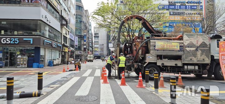 [군포=뉴시스] 군포시가 여름철 집중호우로 인한 침수 피해를 예방하기 위해 배수 환경 개선에 나서는 등 선제 대응에 나섰다. (사진=군포시 제공). 2025.06.03. photo@newsis.com