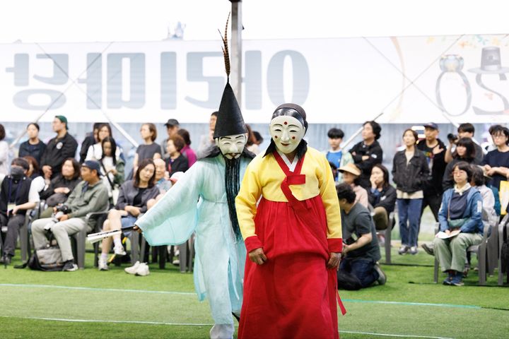 [강릉=뉴시스] 강릉단오제가 열린 강릉남대천 해사장에서 관노가면극이 펼쳐지고 있다..(사진=강릉단오제위원회 제공)photo@newsis.com *재판매 및 DB 금지