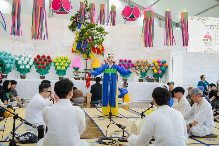 [강릉=뉴시스] 강릉단오제가 열린 강릉남대천 해사장에서 단오굿이 펼쳐지고 있다..(사진=강릉단오제위원회 제공)photo@newsis.com *재판매 및 DB 금지