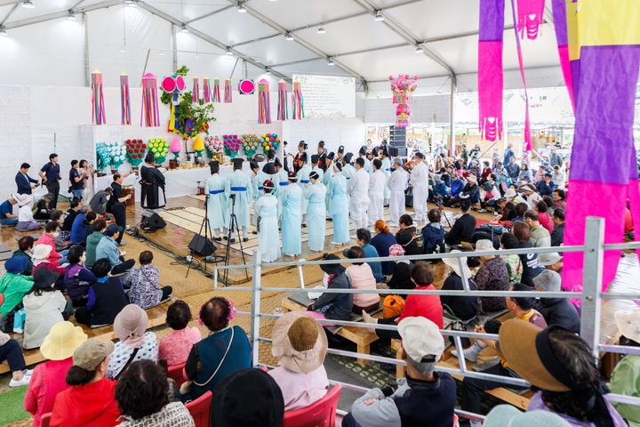 [강릉=뉴시스] 강릉단오제가 열린 강릉남대천 해사장에서 단오제례를 올리고 있다..(사진=강릉단오제위원회 제공)photo@newsis.com *재판매 및 DB 금지