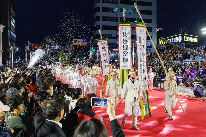 [강릉=뉴시스] 강릉단오제 하이라이트인 신통대길 길놀이가 시내 및 강릉대도호부관아 일대에서 펼쳐지고 있다..(사진=강릉단오제위원회 제공)photo@newsis.com *재판매 및 DB 금지