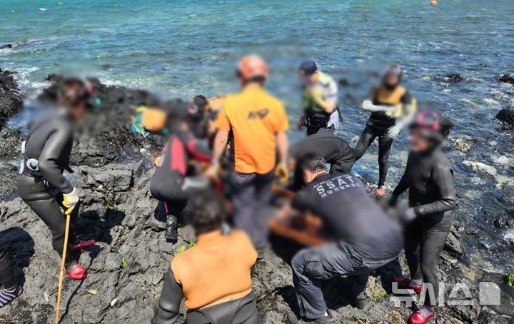 [제주=뉴시스] 3일 오전 제주 서귀포시 성산읍 해안가에서 해녀 익수사고가 발생해 소방당국이 응급처치에 나서고 있다. (사진=제주소방안전본부 제공) 2025.06.03. photo@newsis.com 