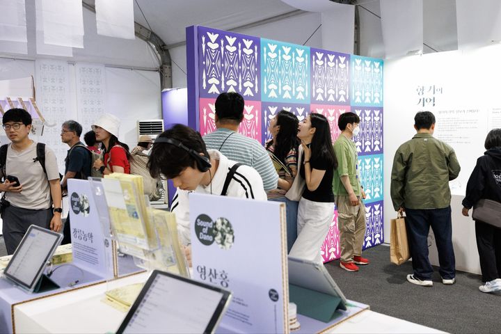 [강릉=뉴시스] 강릉단오제가 열린 강릉남대천 해사장에서 펼쳐지고 있는 체험프로그램에 참여하고 있는 시민 및 관람객 모습..(사진=강릉단오제위원회 제공)photo@newsis.com *재판매 및 DB 금지